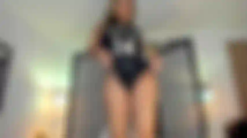 Uno spogliarello di bionda.