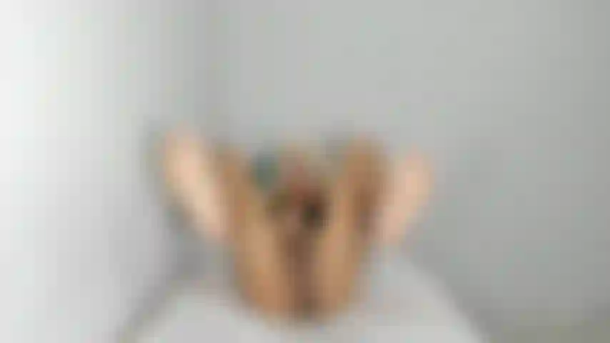 Gambe aperte + piedi + buco del culo + sega.