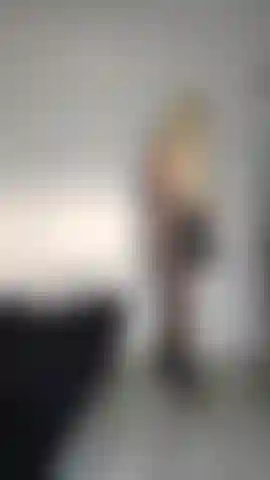 Spogliarello completo con collant a rete e tacchi alti.