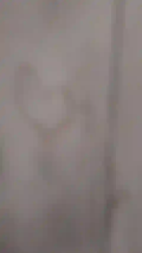 Vieni con me a fare la doccia, fa caldo qui. Vorrei.