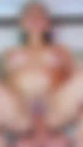 Una cowgirl con il torso nudo.