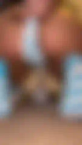 Che cavalca un dildo trasparente.