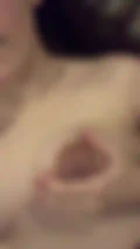 Gioco sensualmente con le mie tette.