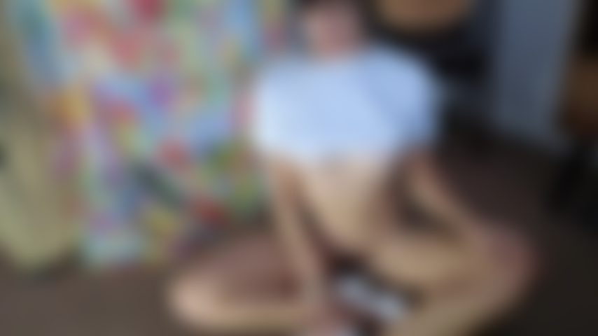 Tacchi bianchi, senza reggiseno, provocante e selvaggia.