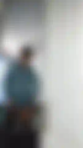 Hai bisogno di una milf severa che ti dia una lezione.