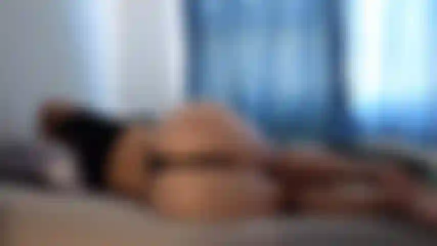 Una milf che fa stretching al mattino.