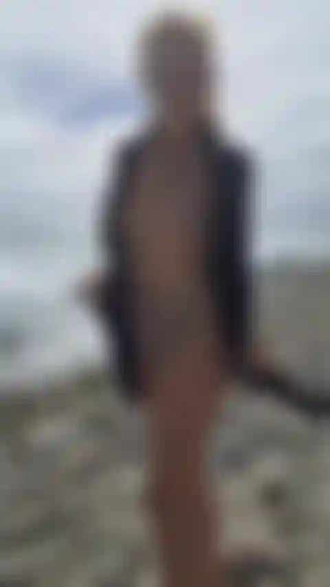 Sulla spiaggia poso nuda per la macchina fotografica.