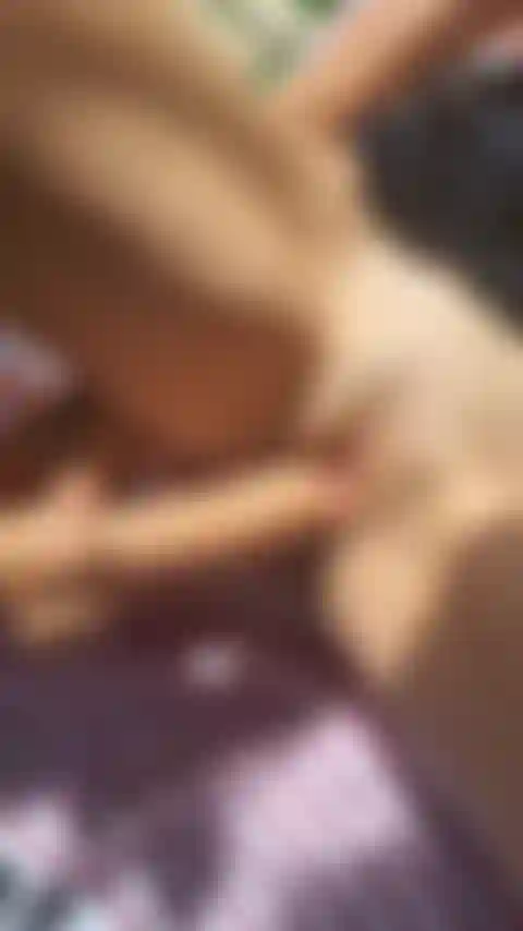 Buona parte del mio sesso scopa con i miei giocattoli e squirta.