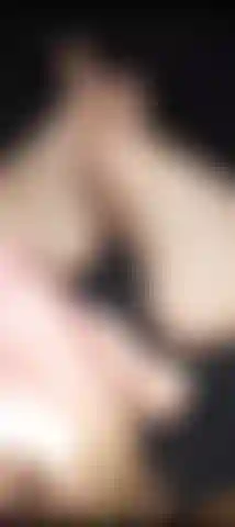 Mi masturbo e gemo fino a farmi venire le piante dei piedi (unghie dei piedi nude).