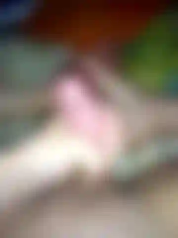 Guardo il porno e mi prosciugo le palle sui piedi (unghie dei piedi rosa acceso e uno spesso carico bianco)).