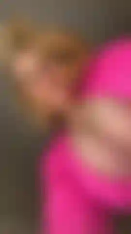 Mi infilo il dildo nella posizione da cowgirl e gioco con le mie grandi tette.