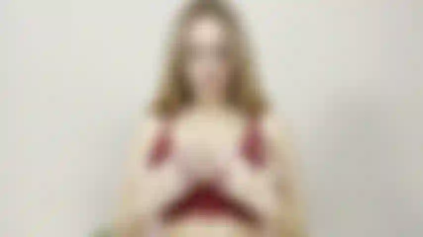 Solo 11/10/2023. Lingerie rossa e giocosa. Faccio massaggi, mi faccio rimbalzare le tette, mi pizzico, mi lecco e mi cucco i capezzoli.