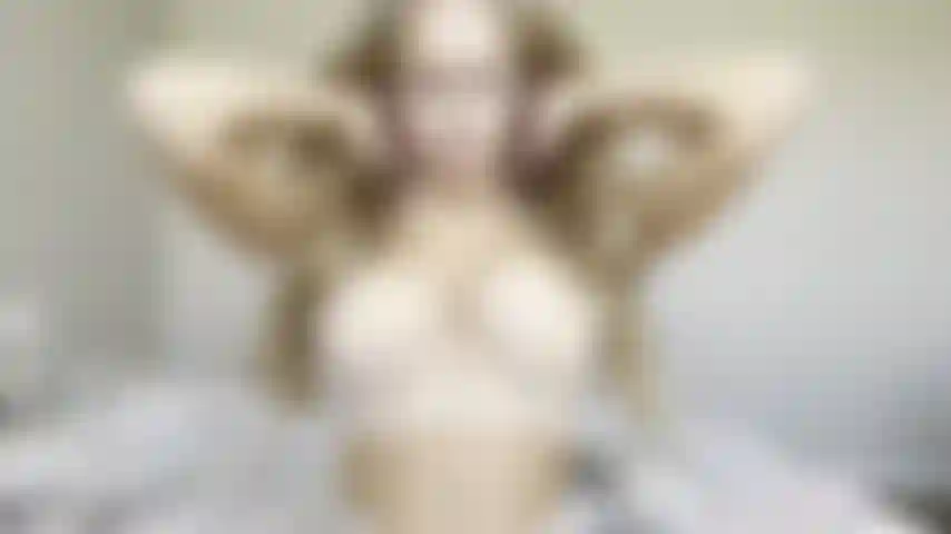 Solo 12/08/2023. Biancheria intima beige. Gioco con le mie grandi tette e le spalmo di crema.