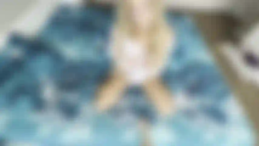 16/08/2023 Solo. Camicia bianca. Succhio delicatamente il vibratore mentre guardo la telecamera, mi scopo e poi lecco il vibratore per pulirlo.