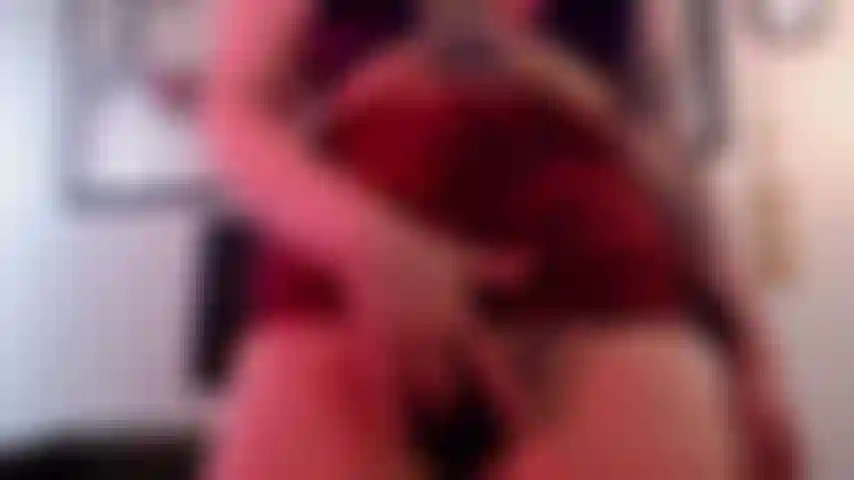 Mi scopo finché non sborro in un bikini viola e una minigonna rosa e nera.