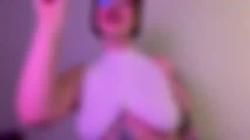 Mi fotto la gola e mi distruggo la camicia.