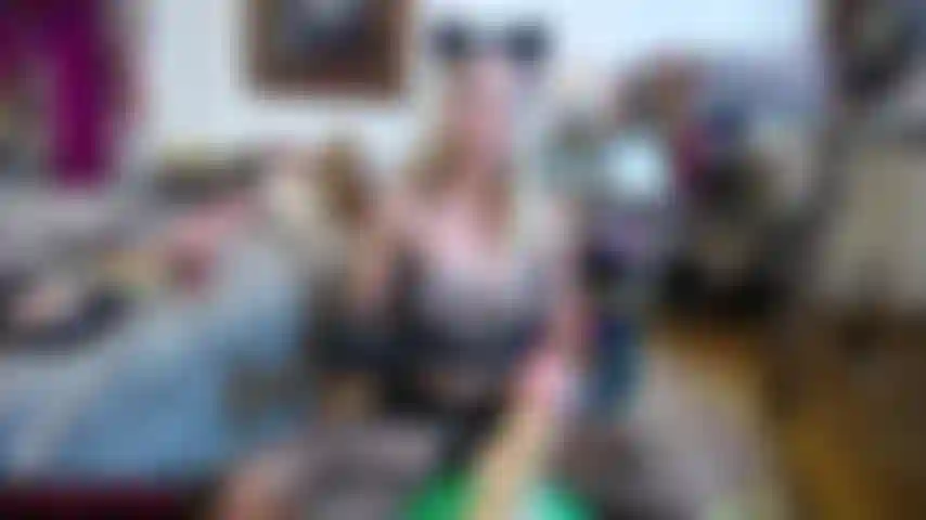 Masturbati con i guanti neri e sborra sulle tette.