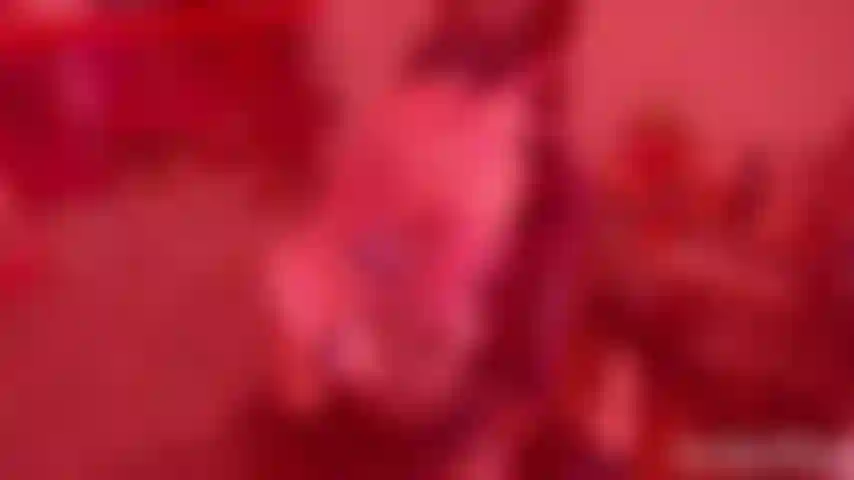 Joi sfida il cosplay del coniglietto a luci rosse.