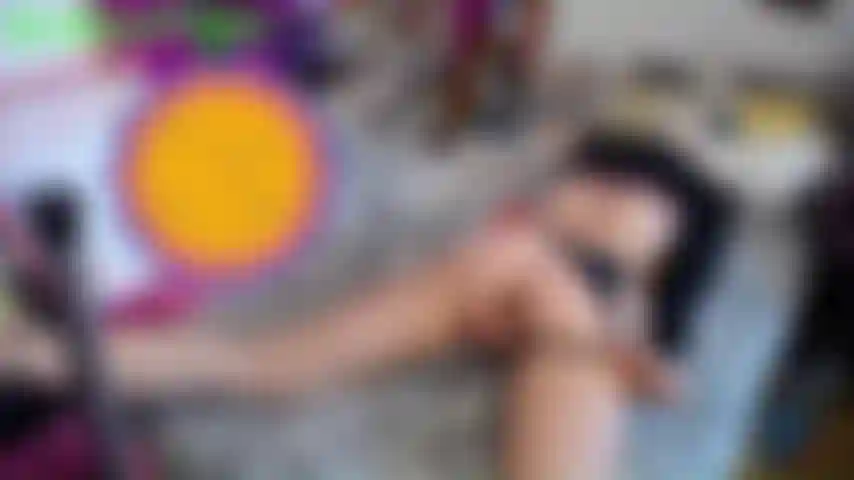 Scopata da una macchina in posizione prona + gola profonda sciatta.