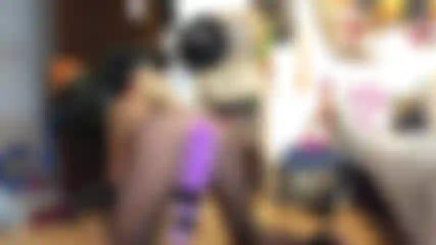 Indosso un bodypanty e un collare anche orecchie pelose e tappo peloso! Cammino come un gatto inizio un pompino. Guardami a pecorina e poi mentre cavalco un grosso dildo che mi farà squirtare!!! Divertiti!!!