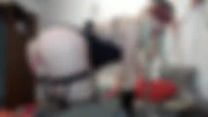 Un dildo attaccato alla mia sedia... Dio mio... Lo succhio e poi lo cavalco... Certo che squirto su quel dildo e ti voglio per riempire la mia faccia alla fine. Divertiti a divertirmi con la mia sedia dildo!