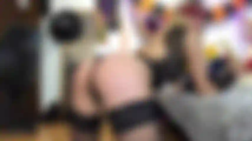 Guardami vestita da coniglio!! Una coniglietta sexy che le scoperà il buco del culo! Ovviamente squirto dappertutto e ti spalanco il culo per riempirlo con la tua sborra!!! Non perderla!