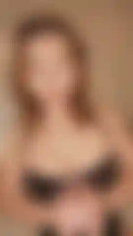 Ho il tuo cazzo stretto nella mia mano e non ti lascio andare finché non vieni guarda come scivolo su e giù, stringo nel modo giusto, ti lavoro lentamente poi velocemente finché non pulsi. So esattamente come ti piace duro, bagnato e senza sosta . Sblocca ora ti farò venire fino all'ultima goccia 🤤.