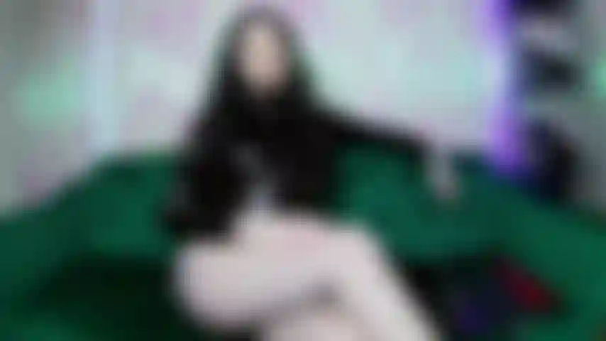 Sextortion con colletto in topless.