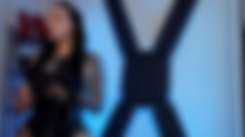 Bisessuale, con strap-on aromatizzato.