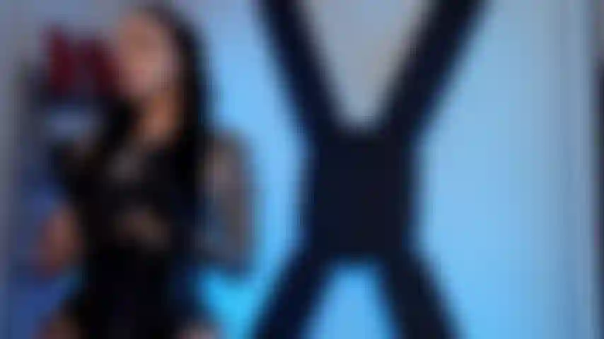 Bisessuale, con strap-on aromatizzato.