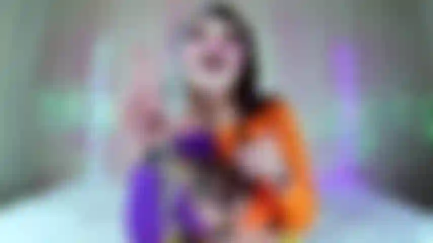 Umiliazione del pene piccolo da parte di un clown.