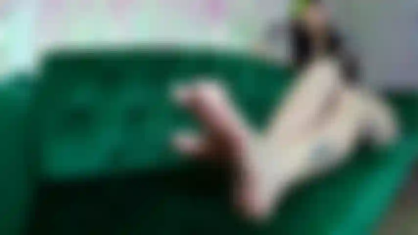 Joi nudo con piedi lucidi bianchi.