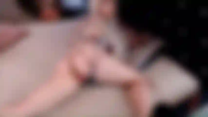 Mutandine tirate di lato e culo che sculetta!