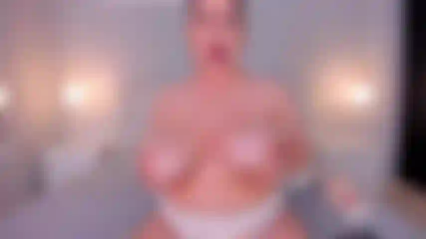 Spettacolo di olio bollente sulle mie tette meravigliose.